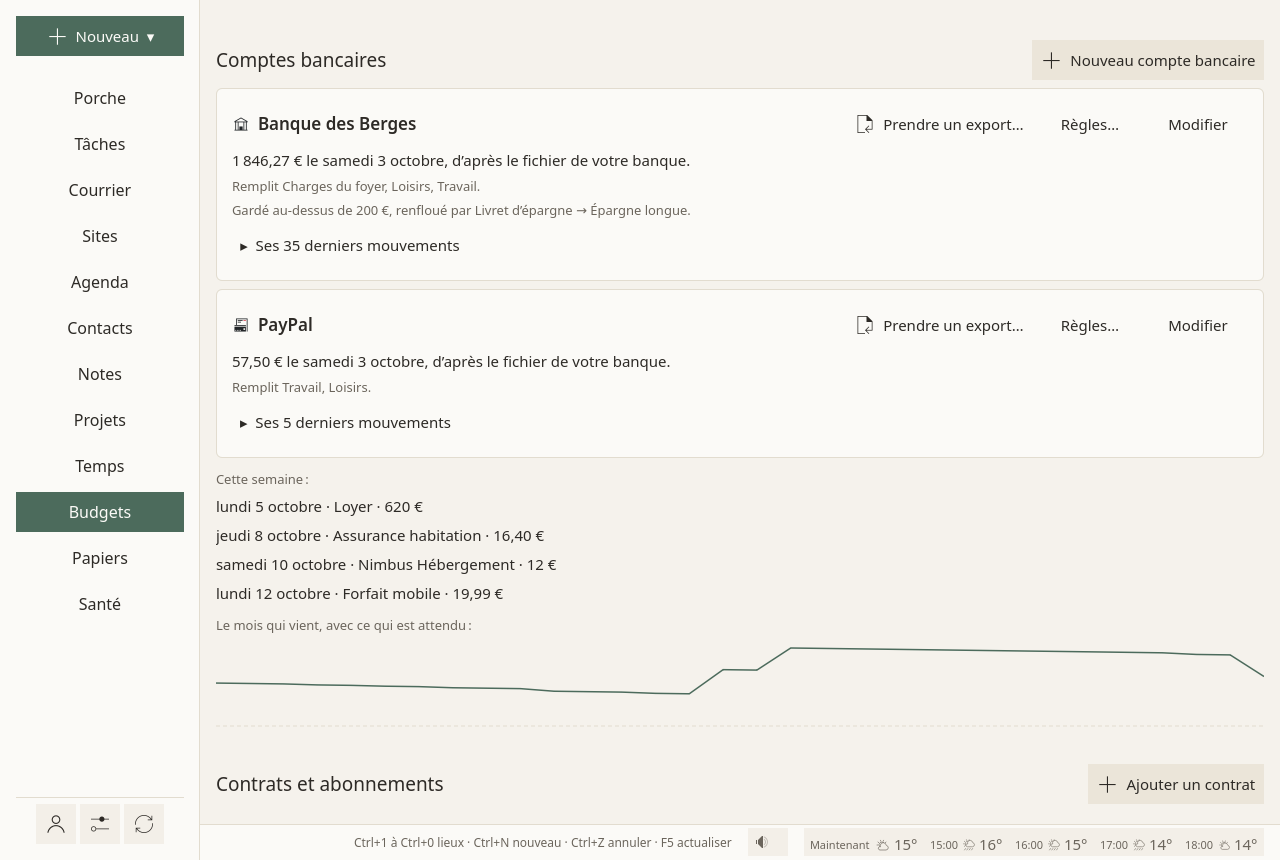 Les comptes bancaires sur la page Budgets : deux comptes, chacun sur une carte avec son solde d’après le fichier de la banque, les budgets qu’il remplit, les réserves qui le renflouent, ses derniers mouvements repliés, et Prendre un export…, Règles… et Modifier ; dessous, un paiement qui a pris un autre montant que prévu, les paiements de la semaine, et le mois qui vient en une simple ligne.