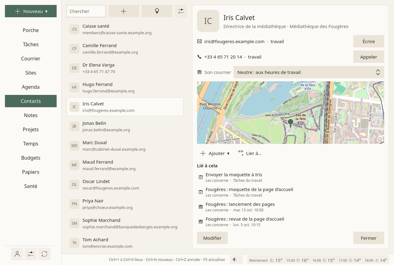 La page Contacts : un champ de recherche, un bouton pour un nouveau contact et un pour la carte au-dessus d’une liste de noms, chacun avec une adresse ou un numéro dessous ; un contact ouvert à droite, avec sa fonction et son organisation, une adresse électronique avec Écrire, un numéro de téléphone avec Appeler, « Son courrier » réglé sur Neutre, une petite carte avec une épingle à son adresse, et ce qui lui est lié : deux tâches et deux événements.