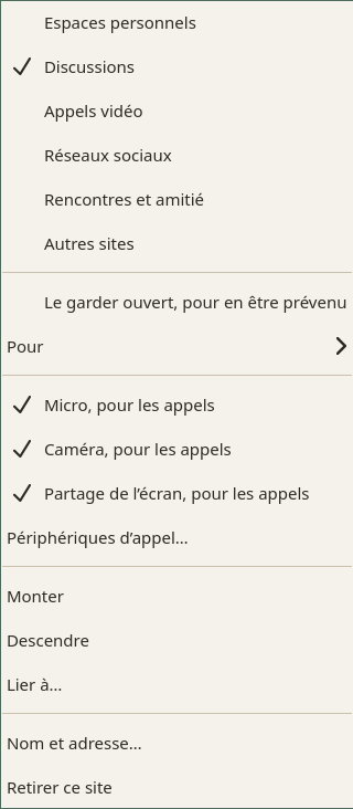 Le menu d’un site ouvert, de haut en bas : les six types, « Discussions » coché ; Le garder ouvert, pour en être prévenu ; Pour ; Micro, Caméra et Partage de l’écran, pour les appels, cochés tous les trois ; Périphériques d’appel… ; Monter ; Descendre ; Lier à… ; Nom et adresse… ; Retirer ce site.